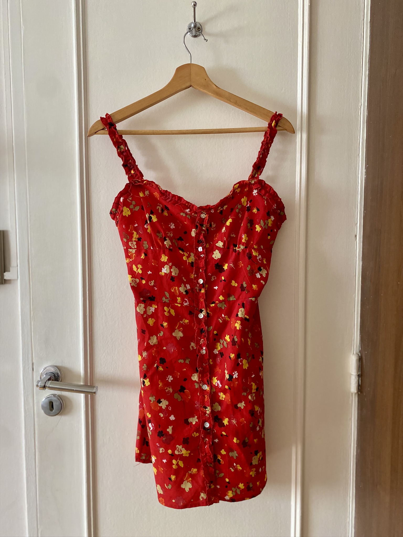 Vestido corto rojo con flores