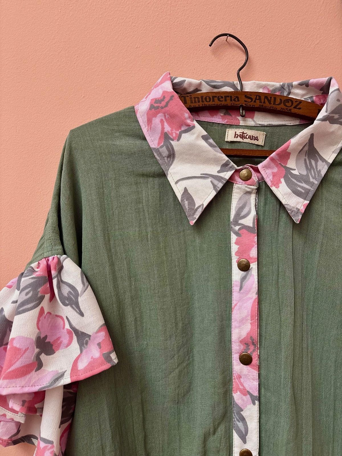 Camisa de gasa verde oversize con volados