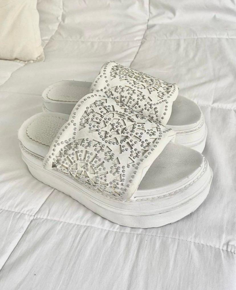 Sandalias blancas con plataforma y brillos