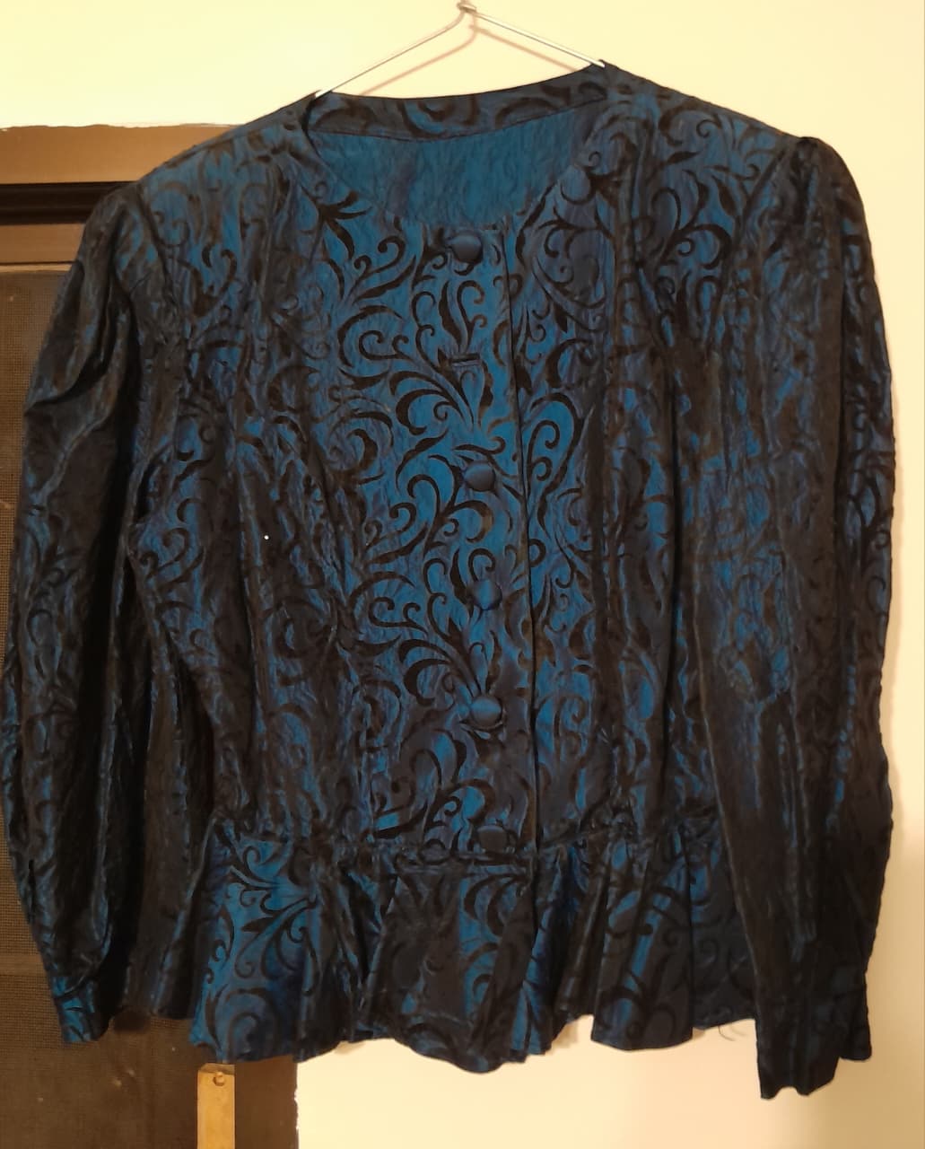 Chaqueta con diseño en relieve